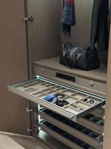 Armoire sur mesure intégrée avec tiroirs à accessoires et éclairage LED, rangement divisé - Product Image 6