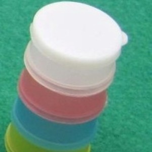 Juego de Tres Estuches Coloridos para Almacenamiento de Pastillas con Tapa, para Empacar Medicamentos - Product Image 2