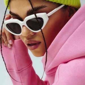 Gafas de Sol de Moda Vintage con Logotipo Personalizado, Tonos Azul Verde, Protección UV400, Color en Contraste, Estilo Ojo de Gato para Mujer - Product Image 1