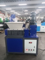 Déchiqueteuse automatique à double arbre de conception spéciale, largement utilisée, pour le recyclage des déchets électroniques
