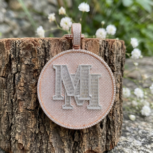 Colgante de Moneda con Letra M Brillante, Diseño Baguette Bicolor Rosa, Amuleto Iced con Moissanita, Joyería Certificada GRA, Estilo Hip Hop Atrevido - Product Image 1