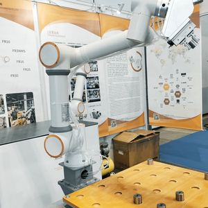 Robot industriel intelligent à 6 axes à longue portée HWINT pour les projets d'usine numérique et la manutention flexible - Product Image 1
