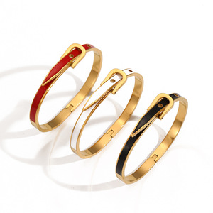 สร้อยข้อมือหัวเข็มขัดรูปเกือกม้าสไตล์ยุโรป แฟชั่นสำหรับผู้หญิง กำไลข้อมือเปิดทำจากไทเทเนียมเหล็ก มีสีให้เลือก แดง ดำ ขาว - Product Image 4