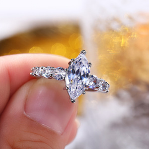 Anello Elegante da Donna con Taglio Marquise, Gioiello Moderno in Lega Regolabile con Accento Scintillante - Product Image 3