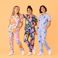 Ensembles d'uniformes médicaux personnalisés 2026 avec hauts imprimés, pantalons de yoga, ensembles d'uniformes de travail en coton de haute qualité, fabrication OEM