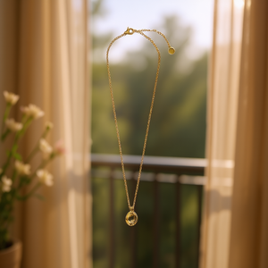 Collana con ciondolo Angelina in acciaio inossidabile placcato oro, catena a serpente minimalista 45488 per donna - Product Image 2