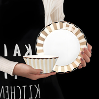Assiettes de présentation de luxe à bord doré et noir,assiettes à dîner à rayures géométriques en porcelaine tendre pour mariage