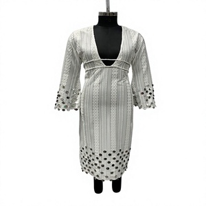 Robe midi élégante blanche rayée à sequins, col en V profond, manches lanternes, coupe fourreau ajustée, pour soirée - Product Image 1