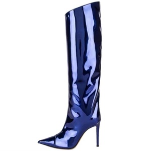 Botas de tacón de aguja puntiagudas de cuero con estampado de serpiente en pintura metálica láser dorada y plateada, diseño largo, botas de moda de invierno con estampado de serpiente - Product Image 3