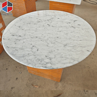 Table de restaurant ronde en marbre blanc de Carrare italien de qualité supérieure avec base en forme de tulipe dorée brossée