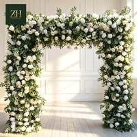 Arche florale carrée de roses blanches rêveuses et verdoyantes pour la décoration de l'entrée de mariage et du fond de scène