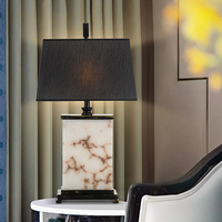 La chambre du designer est décorée d'une lampe de chevet moderne, créative et simple, d'une lampe de table en marbre noir rétro américaine