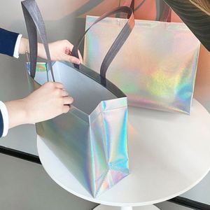 Bolsa de tela no tejida plateada holográfica con superficie láser, personalizada, reciclable, reutilizable y duradera, con asa larga para ropa, precio mayorista - Product Image 2