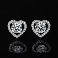 Boucles d'oreilles clous de luxe en argent sterling 925 plaqué or 18 carats avec moissanite blanche parfaite couleur D VVS taille brillant, serti griffe, motif cœur halo