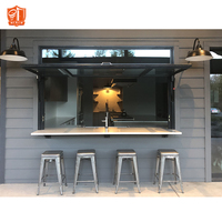 Fenêtre de service à cadre en aluminium au design moderne, à persiennes orientables, avec moustiquaire magnétique et vérin à gaz, pour passage de cuisine