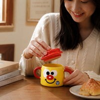 Mug en céramique avec couvercle, visage de dessin animé mignon, double poignée, tasse à expression amusante créative, logo personnalisé OEM, cadeau en gros