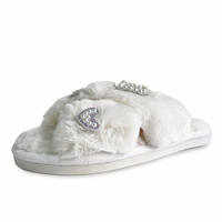 Chaussons de mariée blancs en fausse fourrure moelleuse avec perles, strass et lettres, à brides croisées, cadeaux personnalisés pour la fête nuptiale en gros