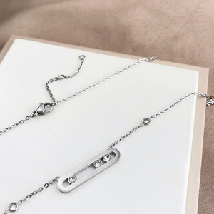 Nouveauté 2024 : Collier ras-du-cou géométrique en acier inoxydable plaqué or 18 carats, inaltérable, avec 3 pierres de zirconia mobiles - Product Image 4