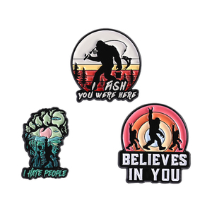 Spilla in smalto personalizzata Bigfoot Punk Goth 'Bigfoot Believes In You' e 'I Hate People', Distintivo da risvolto per zaino, Gioielli e Regali - Product Image 1
