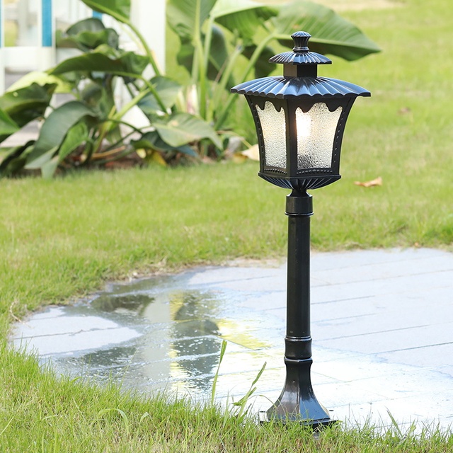 Modern Simple Die-Casting Aluminum LED Solar Lawn Lights IP55 Rated 360A Beam Angle 2-Year Warranty