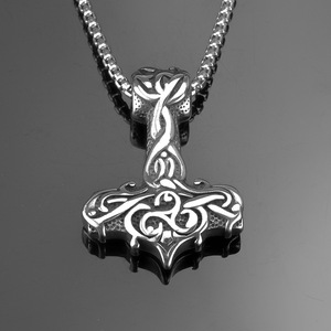 Collar con colgante de martillo de Thor de acero inoxidable para hombre con diseño de incrustaciones de oro para regalo de joyería de moda - Product Image 3