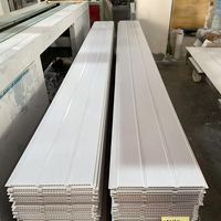 Plaques de plafond en PVC laminées avec film texturé bois, couleur bois, surface cannelée, panneaux de plafond PVC Great Wall
