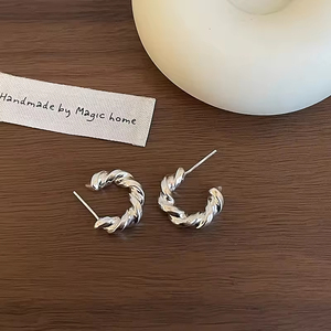 Boucles d'oreilles créoles simples en métal doré couleur argent pour femmes, accessoires quotidiens personnalisés et tendance, bijoux de fête, cadeaux d'anniversaire - Product Image 1