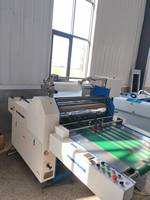 Machine de laminage de film ondulé d'occasion, 99% neuve, bien entretenue