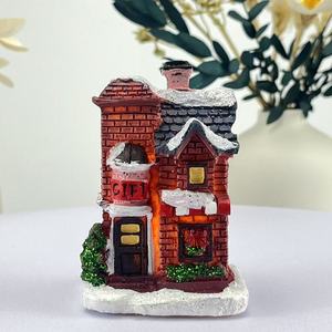 Miniatures décoratives de Noël en résine de haute qualité, maisons de village de Noël créatives faites à la main avec lumières LED en forme de château, nouveauté - Product Image 1