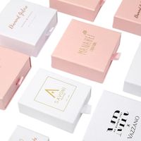 Meilleure vente boîte à bijoux en papier conçue sur mesure avec doublure en éponge boîte à bagues avec logo en relief de l'usine cadeau élégant pour collier