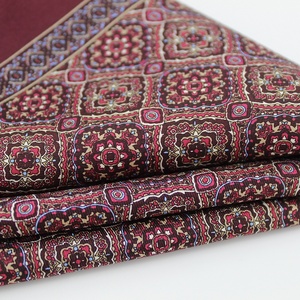 Khăn tay nam cao cấp họa tiết hình học hoa văn thời trang in tùy chỉnh màu đỏ đô bán buôn 100% lụa cuốn tay - Product Image 6