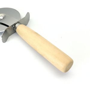 Holesale-cortador de <span class=keywords><strong>pizza</strong></span> con hoja de rueda de acero inoxidable, cortador de queso con mango de madera - Product Image 4