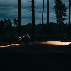 Lumière de vélo MONTEER 8000S V2.0, 8000 lumens LED, télécommande, lumière de vélo VTT, batterie rechargeable 7,2 V 10 000 mAh, conduite nocturne - Product Image 3