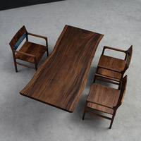 Table basse thé moderne en bois de résine époxy d'arbre de pluie de noyer au design personnalisé pour l'appartement de luxe PDG directeur salle à manger scolaire