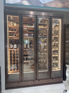 Armoire réfrigérée pour vin rouge Brevit, portes en verre, ventilateur d'air, contrôle intelligent de la température et de l'humidité, design luxueux, bonne qualité - Product Image 3
