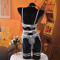 Ensemble de lingerie élégant en dentelle blanche avec broderie florale, bralette, porte-jarretelles et attaches pour les jambes, ensemble 3 pièces de style européen