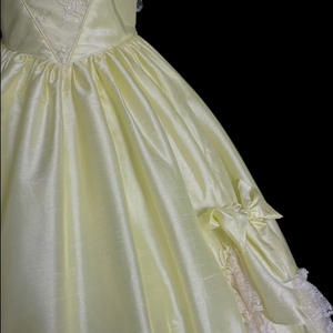 Robe de soirée de mariage vintage moderne, style princesse royale, en satin jaune, avec dentelle blanche, longueur au sol, col bateau, manches courtes, grand nœud - Product Image 6