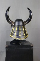 Casque Kabuto de samouraï japonais noir fait main avec grand ornement en corne de taureau, masque Menpo, accessoire d'armure de samouraï en fer peint pour