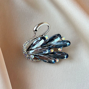 Nova Chegada: Broche de Borboleta em Liga e Vidro, Inspirado no Luxo, para Transmissões ao Vivo, Chique e Elegante sem Esforço, com Estilo Único e Tema de Inseto - Product Image 2
