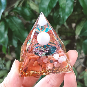 Pyramide en résine époxy avec galets de cristal, ornement de bureau, décoration d'aquarium, cadeau - Product Image 3