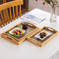 Plateau en bambou avec poignées découpées en arche, fond en panneau composite, surface tissée à motif de roseau pour la décoration de la salle à manger, du salon, du café et des aliments