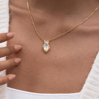 Collier pendentif triangulaire à deux pierres en forme de larme en acier inoxydable plaqué or 18 carats J&D, hypoallergénique, élégant, bijoux pour femmes