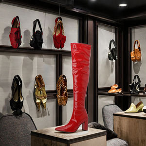 Botas de tacón alto hasta la rodilla, modernas, para exteriores, de charol suave con punta puntiaguda, cierre de cremallera interior y plantilla de goma. - Product Image 2