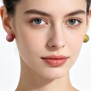 Pendientes Redondos de Resina Transparente con Diseño de Caramelo de Verano, Pequeños y Únicos para Niñas - Product Image 3
