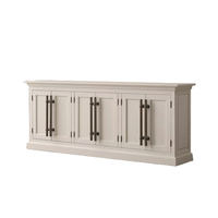 Meuble TV moderne blanc avec six portes, panneaux encadrés, longues poignées bronze, profil bas, meuble multimédia pour salon