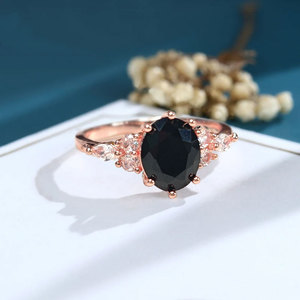 Elegante Anello con Pietra Nera Ovale Placcato in Oro Rosa con Zirconi Scintillanti Laterali per Donne Gioielli Raffinati - Product Image 3