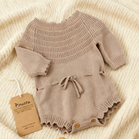 Combinaison tricotée pour bébé Pinuotu, manches courtes, taille nouée, coquille côtelée, volant, marron taupe, nouveau-né, OEM ODM, tricot sur mesure