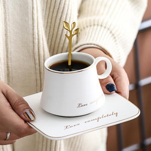 Tasse à café latte en céramique avec anse ronde et bord doré, design dernier cri, avec soucoupe carrée – Tasses et soucoupes à thé - Product Image 4