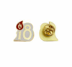 Pin de Esmalte Duro de Aleación de Zinc Chapado en Oro, Insignia Metálica de Forma Irregular para el 18.º Aniversario con Logotipo de Gota Roja - Product Image 1