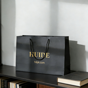 Emballage de vêtements de luxe biodégradable et recyclable sur mesure avec des sacs en papier personnalisés avec votre propre logo pour les petites entreprises - Product Image 1